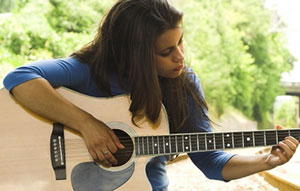 Девушка играет на гитаре